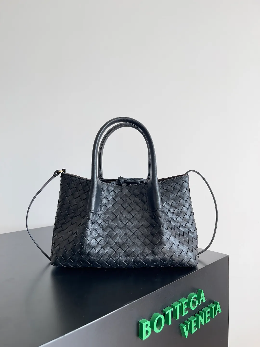 Batch 1660 BOTTEGA VENETA 2025 new product pinacoteca has super soft leather, and the weaving function, practicality and relaxed fashion sense have not fallen behind❤️‍🔥Amway has given sisters a must-have bag when going out. The size of the bag also accurately meets the commuting needs of urban beauties. It can accommodate mobile phones, keys, lipstick, powder, sunscreen, shopping bags...all of it! ! ! 🔥The capacity should not be underestimated~ It does not choose people, clothes, or occasions. With its majestic curved outline, exquisite woven texture, delicate edges and rounded handles, this woven vegetable basket bag truly achieves the goal of "dressing up and being fashionable without getting in the way"~ Are you interested in Jimei? Style number: 819004 Size: 24*15*12cm